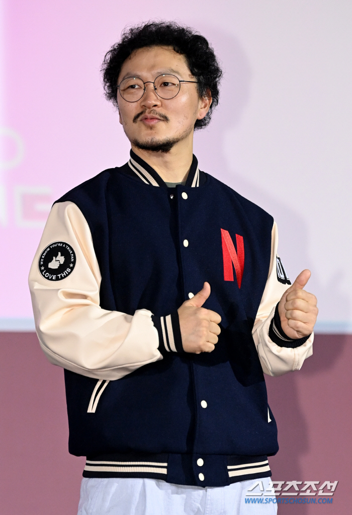  Yang Dong-geun, I'm wearing a Netflix jumper