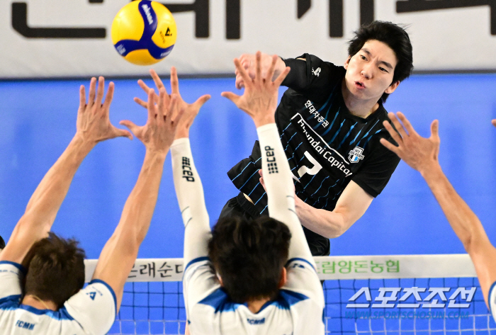 'Blocking 19 modern acids were high.' Heo Soo-bong scored 23 points and Leo scored 21 points, and Hyundai Capital came from behind to win 3 to 2. Jumping to third place despite Samsung Fire & Marine Insurance's divisional defeat 