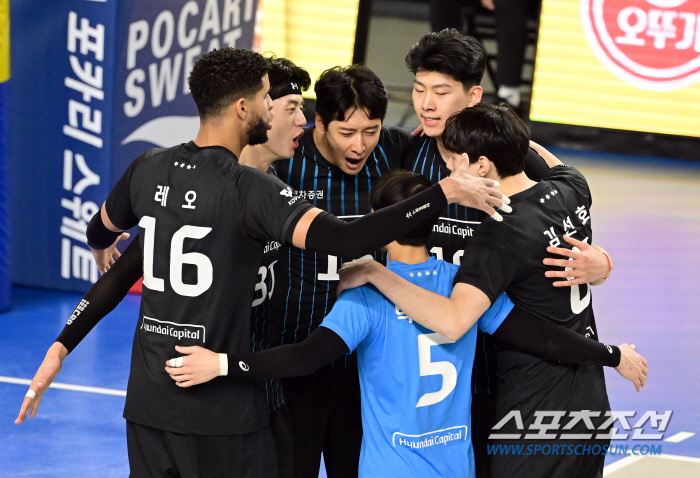 'Blocking 19 modern acids were high.' Heo Soo-bong scored 23 points and Leo scored 21 points, and Hyundai Capital came from behind to win 3 to 2. Jumping to third place despite Samsung Fire & Marine Insurance's divisional defeat 