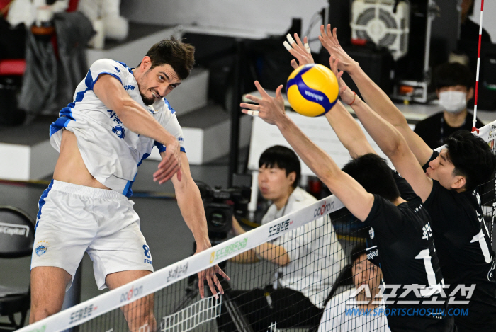 'Blocking 19 modern acids were high.' Heo Soo-bong scored 23 points and Leo scored 21 points, and Hyundai Capital came from behind to win 3 to 2. Jumping to third place despite Samsung Fire & Marine Insurance's divisional defeat 