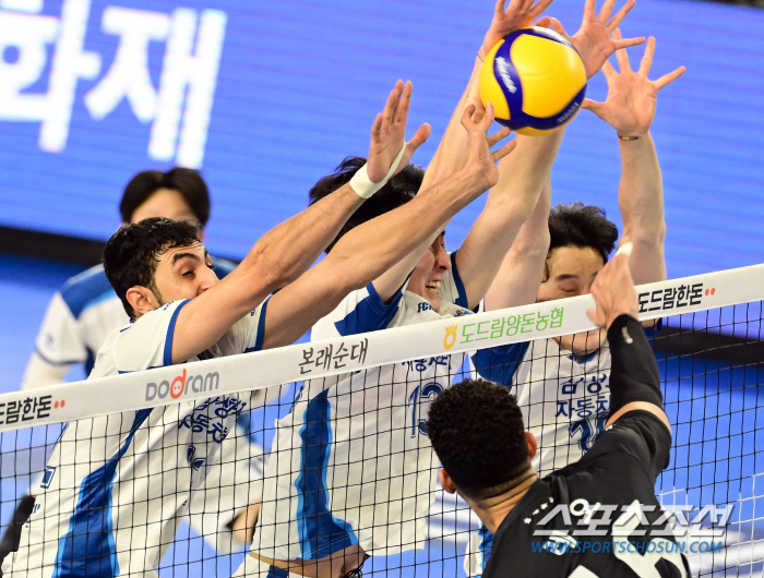 'Blocking 19 modern acids were high.' Heo Soo-bong scored 23 points and Leo scored 21 points, and Hyundai Capital came from behind to win 3 to 2. Jumping to third place despite Samsung Fire & Marine Insurance's divisional defeat 