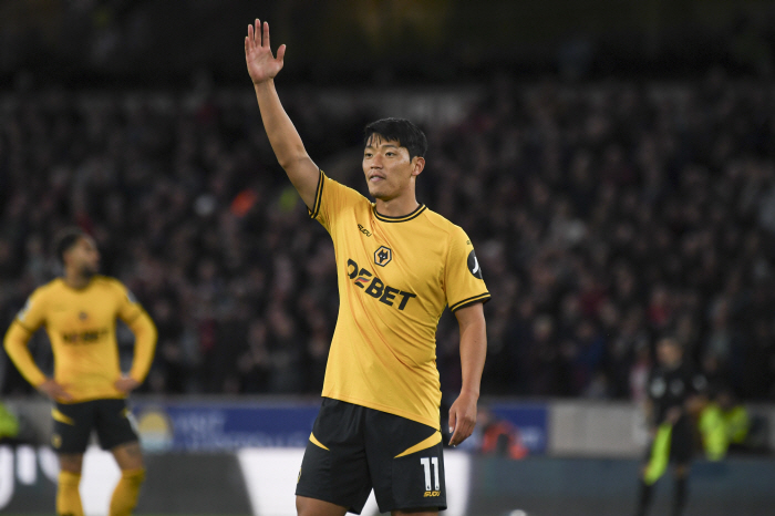 'Hwang Heechan must be regretting it'...'Rejection of the 'master's telephone courtship'...Betrayed Wolverhampton →'Listen to January's offer to recruit.'