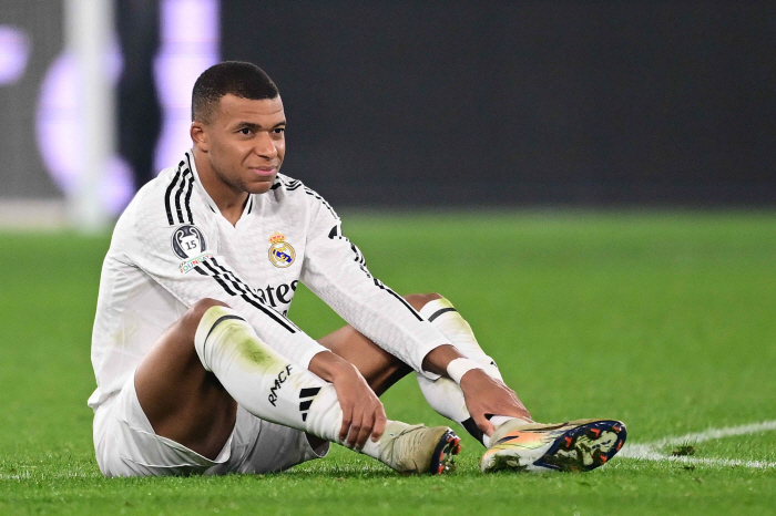 I'm not even helping my body anymore! 'Baddy  discord controversy' Mbappe scores in 10 minutes → Out injured in the first half...Real won 3-2 over Atalanta