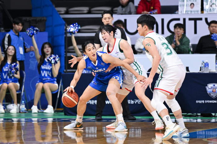  Woori Bank's Small Lineup Beats Hana Bank's Triple Post. A fierce defense match, eventually Kim Dan-bi finished it. Woori Bank's 48-41, Stays Solid at No. 2