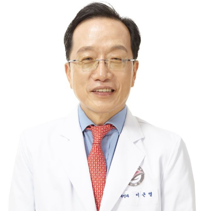 Professor Lee Geun-young of Hallym University's Gangnam Sacred Heart Hospital, lectures on cervical sutures at the International Society of Global Obstetrics