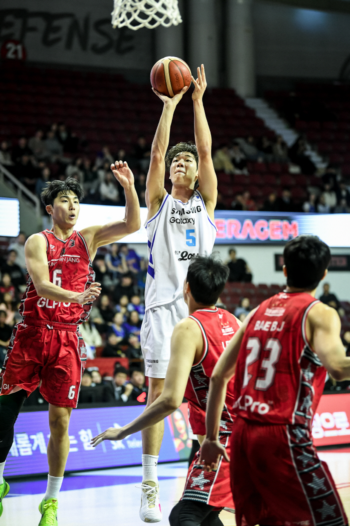 Samsung sprayed cold water on Jeonggwanjang, who returned to head coach Kim Sang-sik, 80-73 wins, trailing 9th by 0.5 game