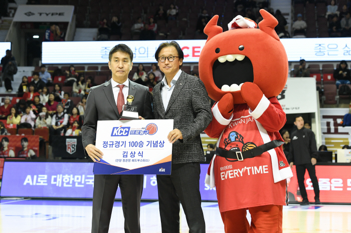 Samsung sprayed cold water on Jeonggwanjang, who returned to head coach Kim Sang-sik, 80-73 wins, trailing 9th by 0.5 game