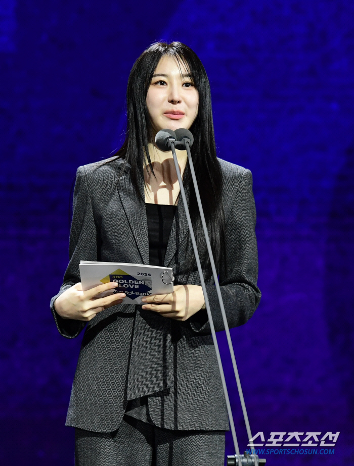  Lee Chaeyeon 'I attended as the Golden Glove presenter'