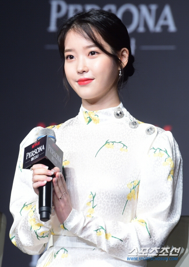 IU Supports Fans at Impeachment Rally with Warm Gestures