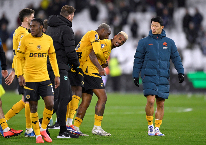 Hwang Hee-chan, the new captain, met...Wolves captain's armband being deprived of fighting after defeat