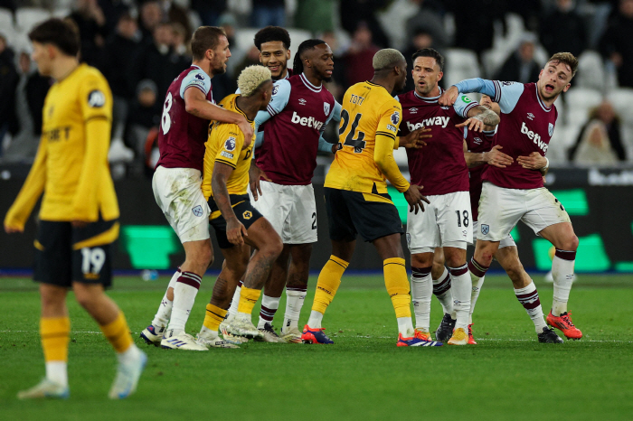 Hwang Hee-chan, the new captain, met...Wolves captain's armband being deprived of fighting after defeat