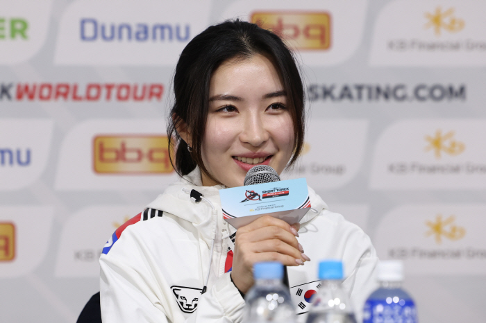 Next-generation empress Kim Ki-li wins 1,000m ISU short track world tour in Seoul...Men's Park Ji-won is a 1500m silver medal