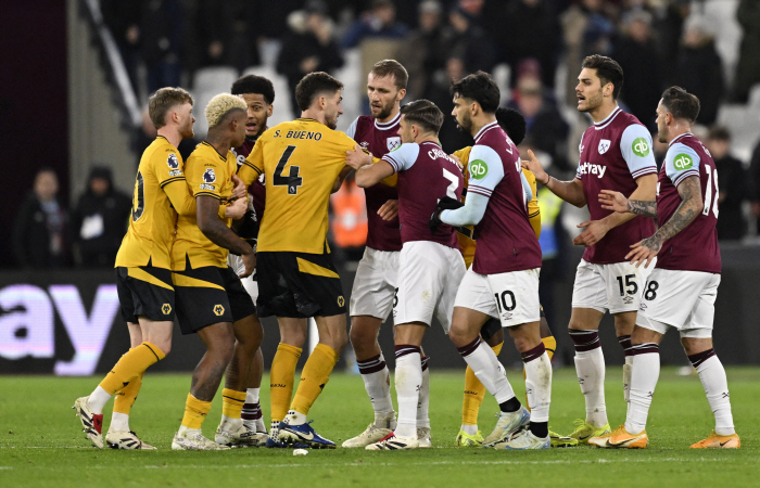 Surprised team-mate push and scuffle, Hwang Hee-chan replaced Wolverhampton captain...Rumors of a transfer to Marseille are expected to score a Masugol goal against Ipswich → Korean Guy is expected to play↑