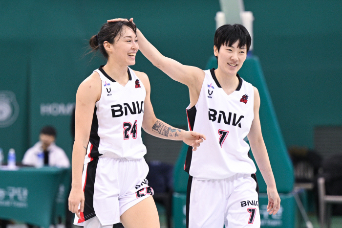 BNK Closes First In First Half With A Complete Win Over Hana Bank