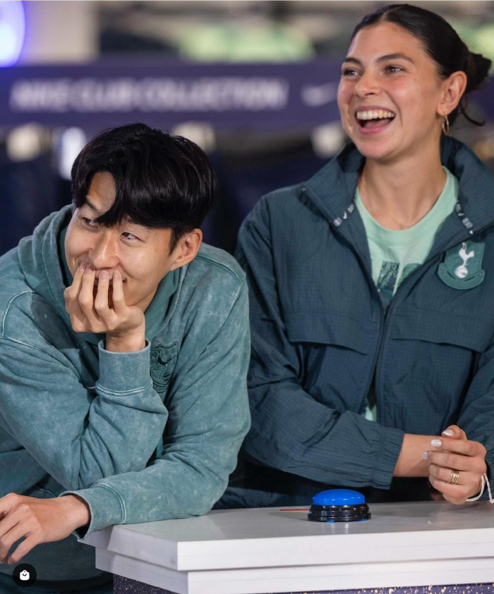 I'm happy to see you smile...Son Heung-min shows off his positive charm as a joke in Tottenham's official video