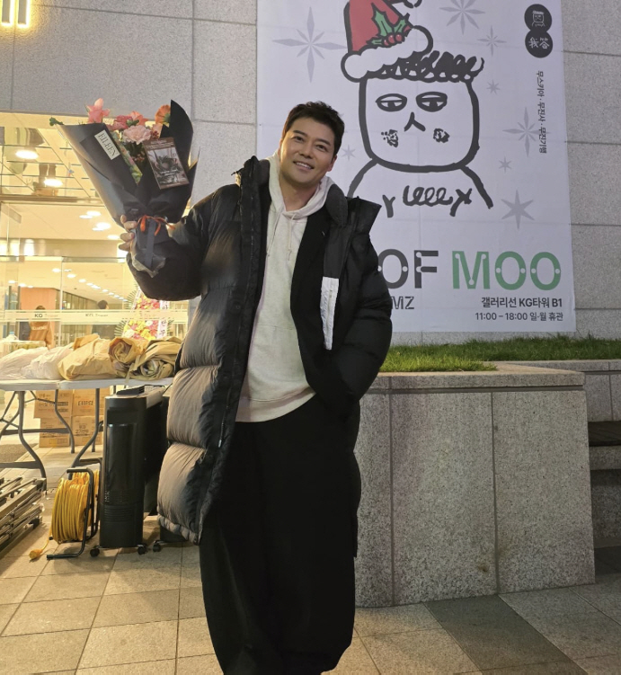 Jeon Hyun-moo, who is 20 years younger than him, is rumored to be dating, and the profits of the goods are donated to the first private exhibition