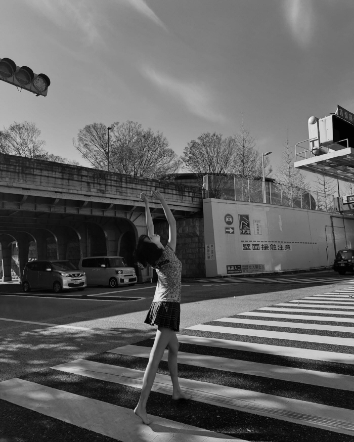 Rumors of dating Chae Jong-seok, or unconventional exposure...Take off your shoes and walk down the street