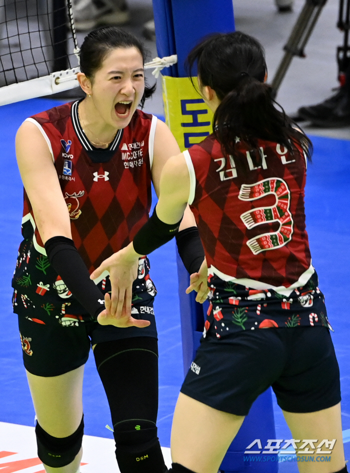 We're in second place! Hyundai Engineering & Construction without Kim Yeon-kyeon, Moma  Lee Da-hyun won 3-1 against Korea Expressway Corporation with 36 points 