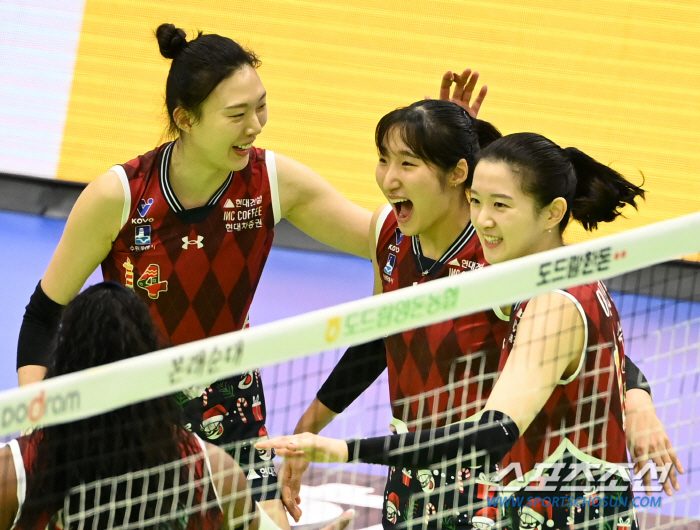 We're in second place! Hyundai Engineering & Construction without Kim Yeon-kyeon, Moma  Lee Da-hyun won 3-1 against Korea Expressway Corporation with 36 points 