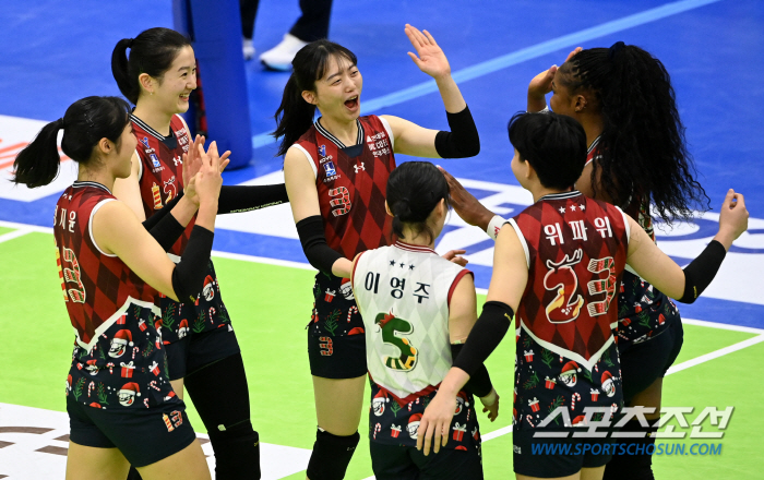 We're in second place! Hyundai Engineering & Construction without Kim Yeon-kyeon, Moma  Lee Da-hyun won 3-1 against Korea Expressway Corporation with 36 points 