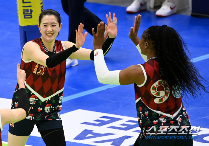 We're in second place! Hyundai Engineering & Construction without Kim Yeon-kyeon, Moma  Lee Da-hyun won 3-1 against Korea Expressway Corporation with 36 points 