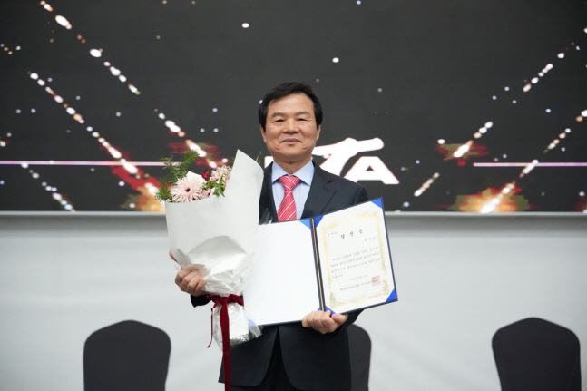 Yang Jin-bang, president of the Korea Taekwondo Association, beat Kim Se-hyuk and won a second term