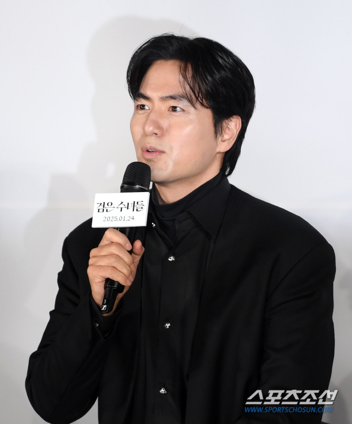 Black nuns Lee Jin-wook finally tries on the warm priest's uniform visual notice!