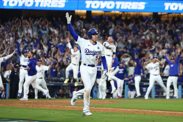 Don't buy lotto, but let's pick up a home run ball. A grand slam ball to finish the World Series, winning 1.56 million (about 2.24 billion won). The 3rd highest price ever