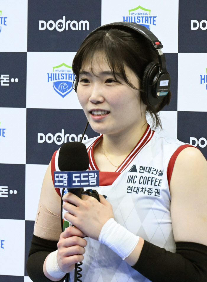 Kim Yeon-koung's invincible rise and secret is to block asphyxiation...Should I write a new record of 16 wins in a row? 3rd place Jeong Kwan-jang → 2nd place Hyundai Engineering & Construction also sharpened. 