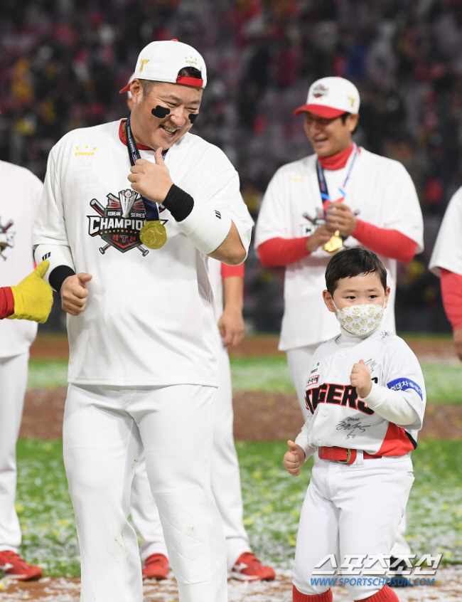 Lee Daeho won Golden Gloves in the Bulhok...I forgot the old veteran's dignity and the afterglow of the championship