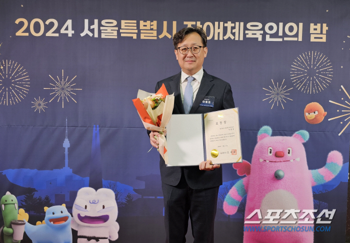 Lee Yong-ho, head of the Department of Physical Education at Seoul National University, won the Seoul Mayor's Award