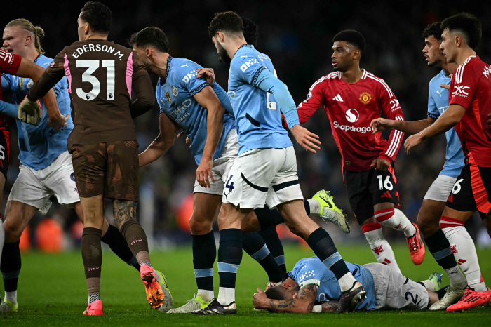 Oscar, go to... Manchester City Captain Mocks Manchester United FW Publicly 13 Years Young Due to Undeserved Diving...Even your best friend can't shield you