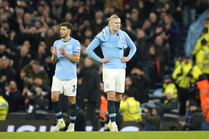 Oscar, go to... Manchester City Captain Mocks Manchester United FW Publicly 13 Years Young Due to Undeserved Diving...Even your best friend can't shield you