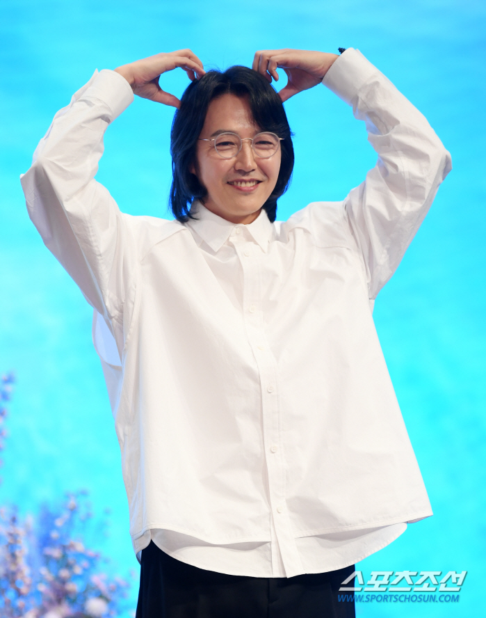  Yoon Sanghyun, make a cute heart