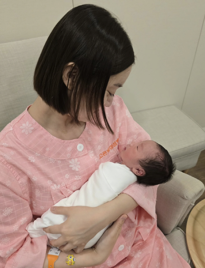 Second childbirth Hyerim, 6 days after birth, and the first day I hugged Ddangkong