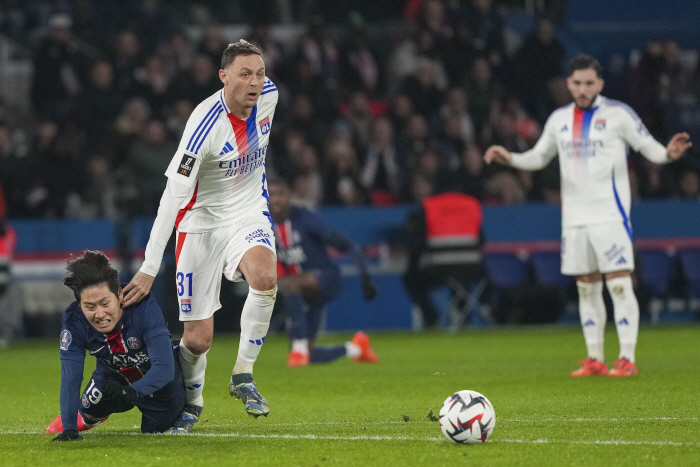 Shocking harsh criticism poured on Lee Kang-in due to poor ball control, and early replacement due to warning...63 minutes of selection → PSG maintains the lead in the 3-1 victory