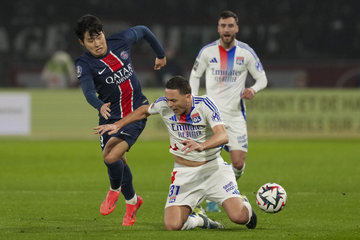 Shocking harsh criticism poured on Lee Kang-in due to poor ball control, and early replacement due to warning...63 minutes of selection → PSG maintains the lead in the 3-1 victory