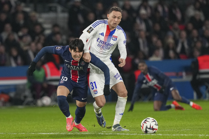 Shocking harsh criticism poured on Lee Kang-in due to poor ball control, and early replacement due to warning...63 minutes of selection → PSG maintains the lead in the 3-1 victory