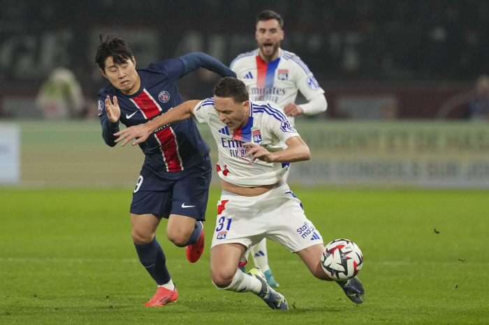 Shocking harsh criticism poured on Lee Kang-in due to poor ball control, and early replacement due to warning...63 minutes of selection → PSG maintains the lead in the 3-1 victory