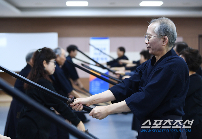 There is no age in kendo. Bucheon Active Senior  who is serious about preventing dementia X psychiatric training and kendo