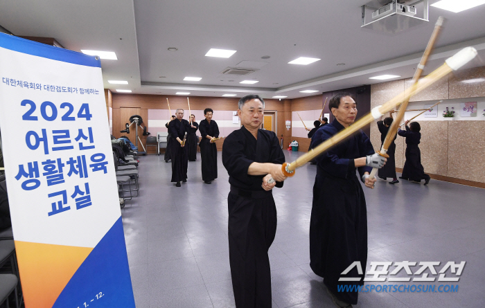 There is no age in kendo. Bucheon Active Senior  who is serious about preventing dementia X psychiatric training and kendo