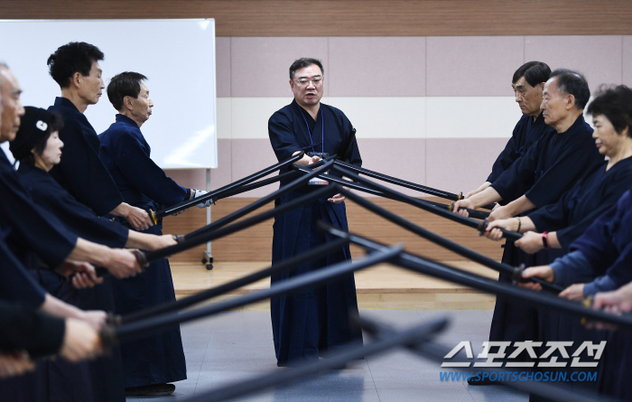 There is no age in kendo. Bucheon Active Senior  who is serious about preventing dementia X psychiatric training and kendo