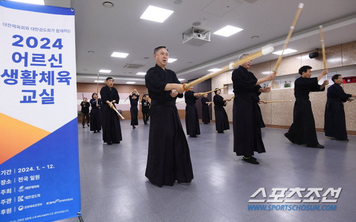 There is no age in kendo. Bucheon Active Senior  who is serious about preventing dementia X psychiatric training and kendo