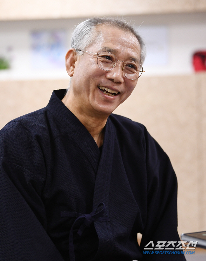 There is no age in kendo. Bucheon Active Senior  who is serious about preventing dementia X psychiatric training and kendo