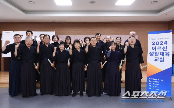 There is no age in kendo. Bucheon Active Senior  who is serious about preventing dementia X psychiatric training and kendo