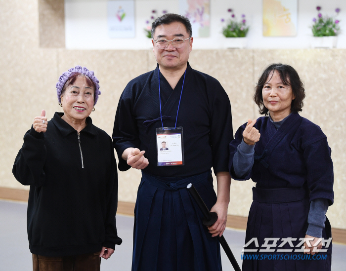 There is no age in kendo. Bucheon Active Senior  who is serious about preventing dementia X psychiatric training and kendo