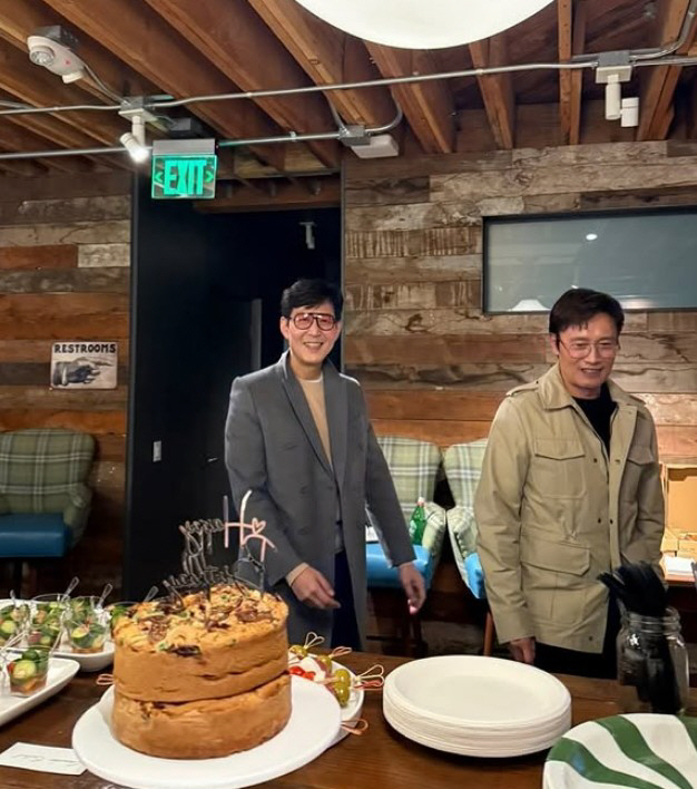 After Lee Jung-jae and Lee Byung-hun, 52 years old, thank you for the birthday party that graduating seniors prepared for me