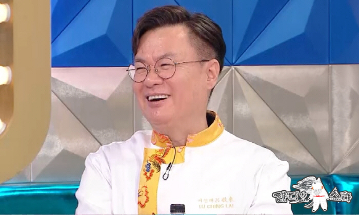 Chef Yeo Kyung-rae of Chinese School of Medicine confesses that he hasn't seen a black and white chef yet...Because of the first episode? (RAS)