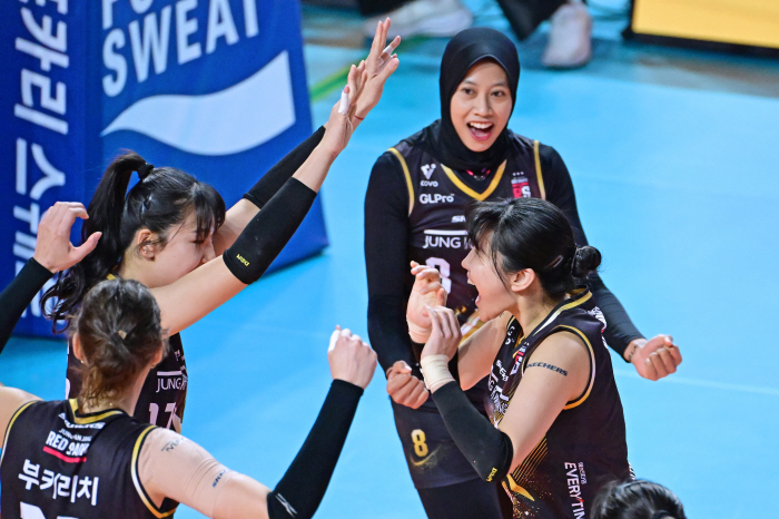 Heungkuk Life Insurance has finally lost, and the women's team has failed to win the most consecutive games in a season...Jeong Kwan-jang blocked Heungkuk Life Insurance from winning 15 games in a row and won 5 games in a row 