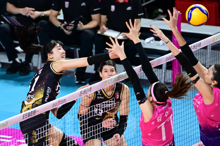 Heungkuk Life Insurance has finally lost, and the women's team has failed to win the most consecutive games in a season...Jeong Kwan-jang blocked Heungkuk Life Insurance from winning 15 games in a row and won 5 games in a row 